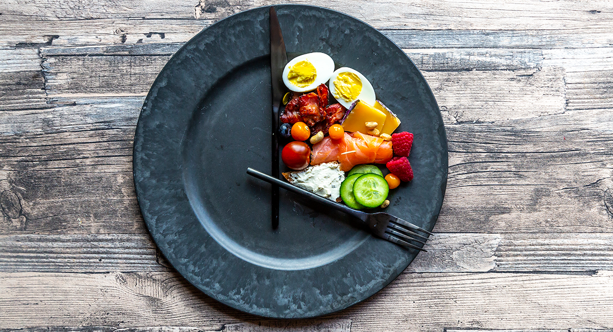 Illustration of intermittent fasting. Plate with food in the shape of a clock.