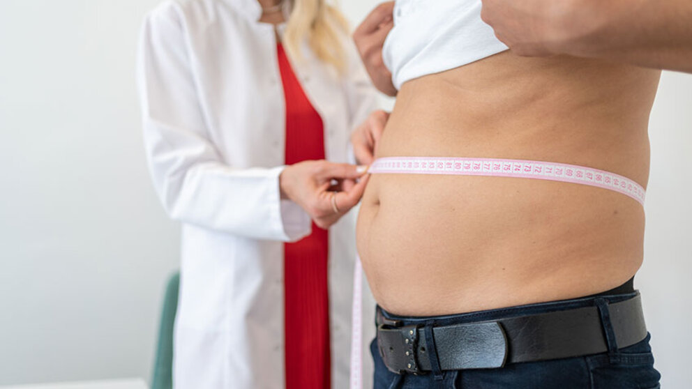 physician taking waist to hip ratio of patient
