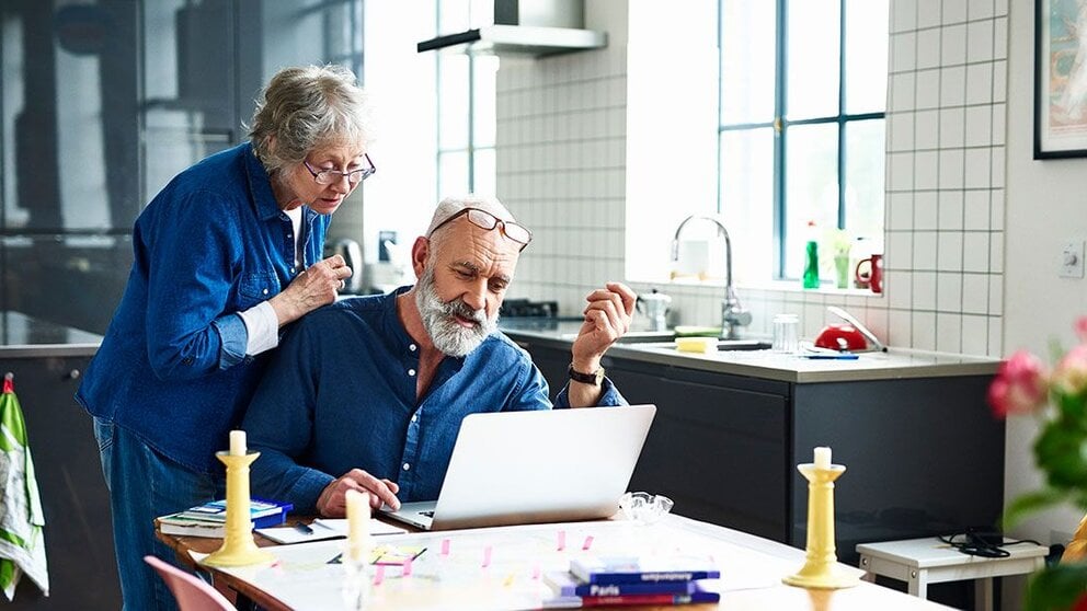 man and woman searching online for a primary care doctor