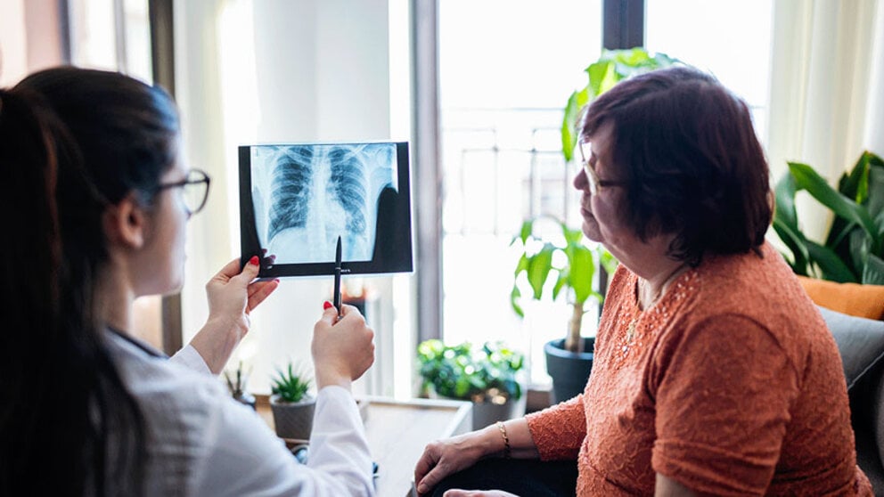 Woman talking to her doctor about a chest xray