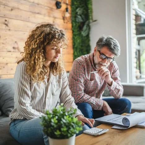 couple-calculate-household-expenses